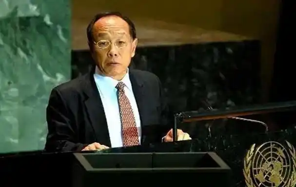 声名显赫的钱其琛时,李肇星立刻迎上前去,恭敬地打招呼道:"钱司长您好