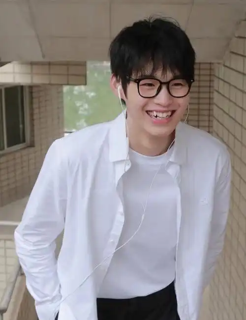 长相酷似男星刘昊然的帅气大学生,一对虎牙笑起来即可爱又显酷!