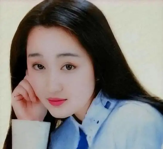 在上个世纪的90年代,杨钰莹凭借着她甜美的容貌和动听的歌声迅速走红