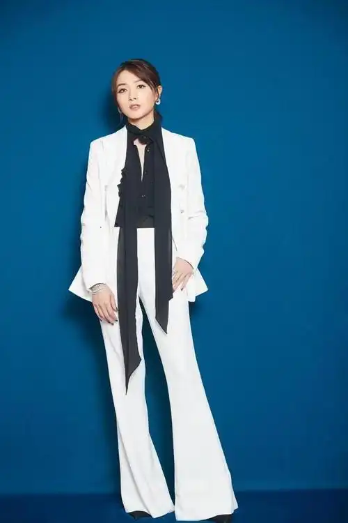 37岁万茜是真敢穿穿透视衬衫就算了还只扣一颗纽扣太惹火