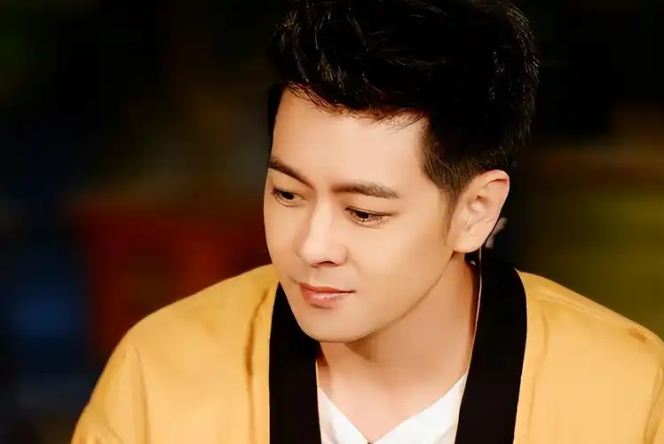 林志颖车祸事件后高调复工,抬起右手仍比较费力,脸部有明显浮肿_工作_