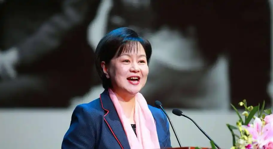 52岁鞠萍近况曝光,为首都女性宣讲知性美十足