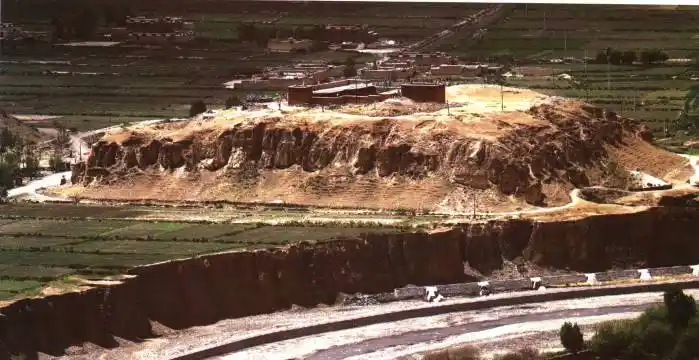 考古发掘简报位于今拉萨市郊距今4000年左右的曲贡新石器时代遗址中的