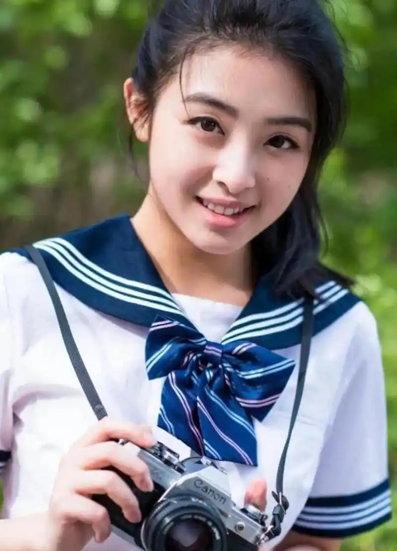 深夜,刘德华拍完戏,对助理说:"去把张含韵悄悄带到我房间来.