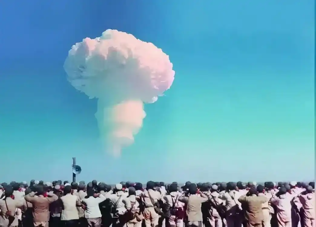 中国在西部地区上空成功地试爆了第一颗氢弹 1967年6月17日