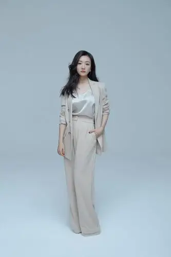 杨蓉最新写真曝光米色质感西装优雅干练