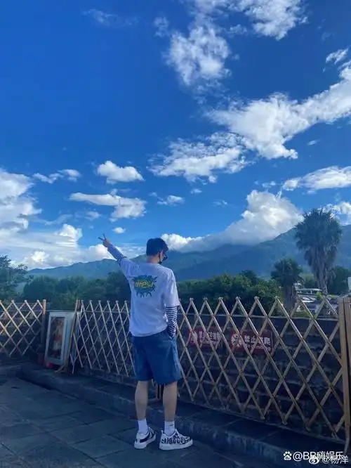 我对杨洋的硬照还是很有些期待的,结果——不是背影就是大墨镜,能不能