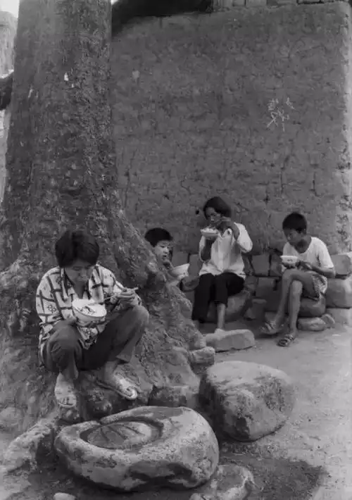 老照片: 以前的农村老人都这样吃饭, 每一张都是回忆