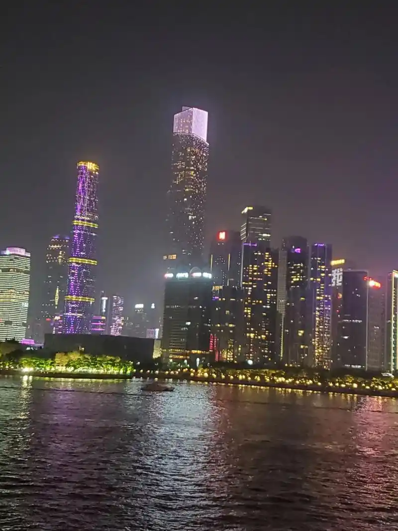 发一张城市夜景 #城市的夜晚霓虹更璀璨 - 抖音