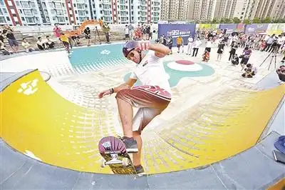 图为美国滑板高手在新落成的赛道上进行滑板表演.