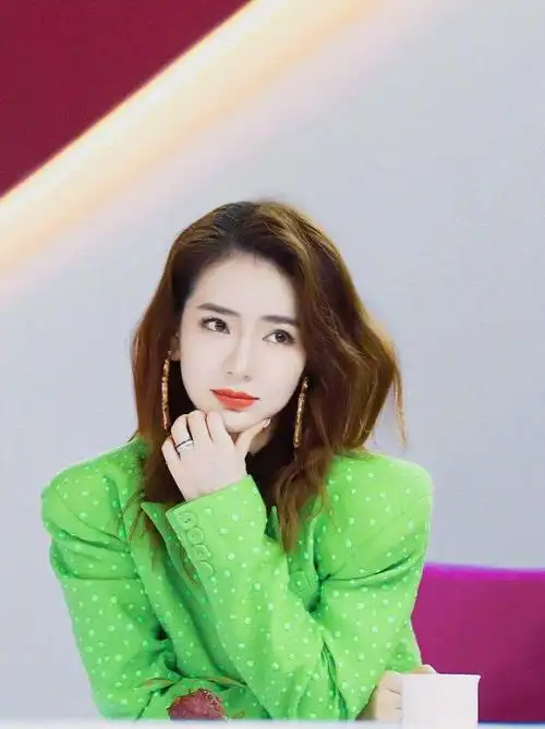 戚薇不愧被称为"戚哥",短发西装比男人都帅,好身材完全挡不住