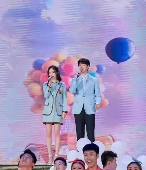 原创杨幂亮相五四晚会与小3岁魏大勋穿情侣装同台献唱