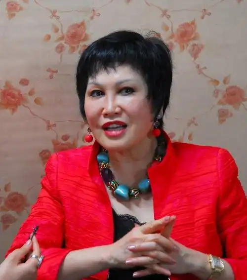 传奇故事:河南打工妹成为白宫首席美发师