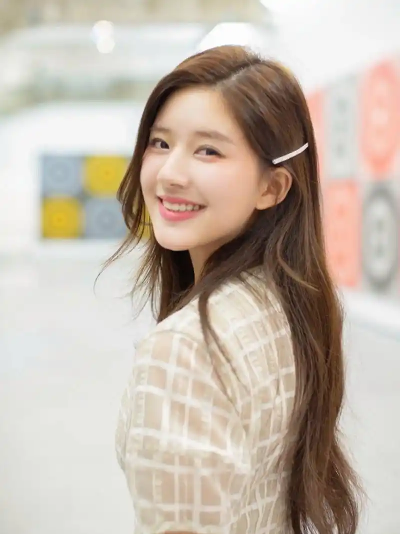 赵露思是一位长相甜美可爱的艺人,出道以来,她有着不错的甜宠剧资源