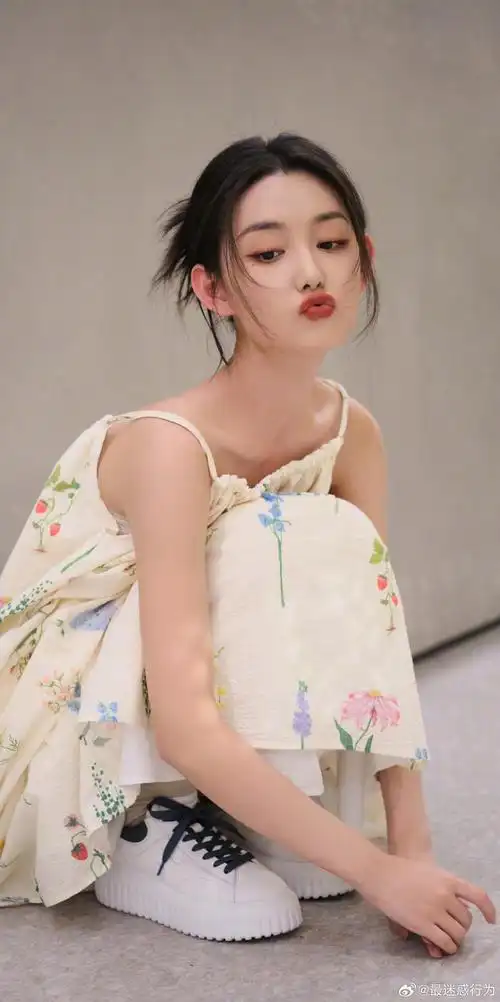 蒋依依,碎花吊带,甜美可人