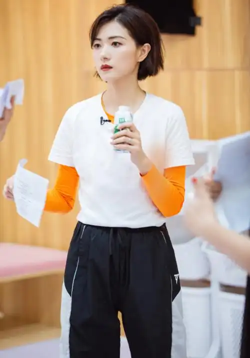 万茜"单腿蹲"火了!腿与地面穿成垂直,体重过百都做不来