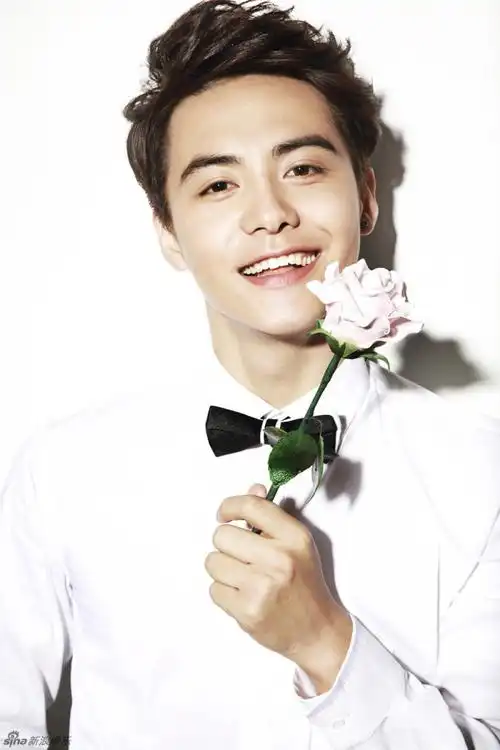 安静的美男子马天宇,手捧玫瑰,低头温柔一笑,仿佛一道春日的阳光,瞬间