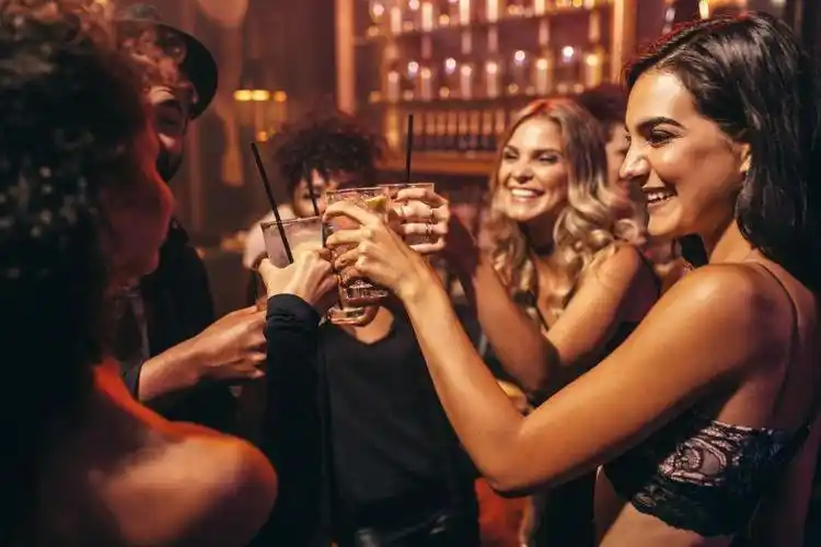 年轻的朋友在酒吧聚会玩的很开心