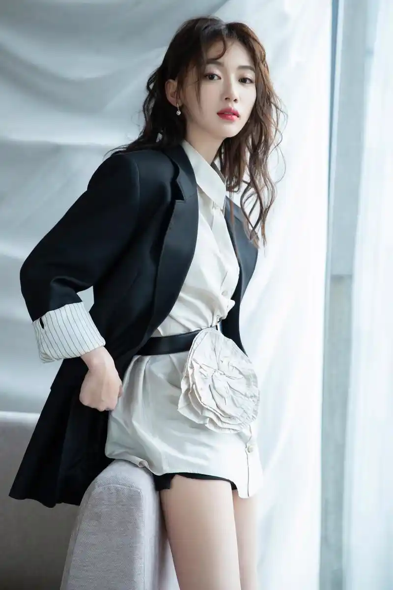 吴谨言西装 转自微博-堆糖,美好生活研究所