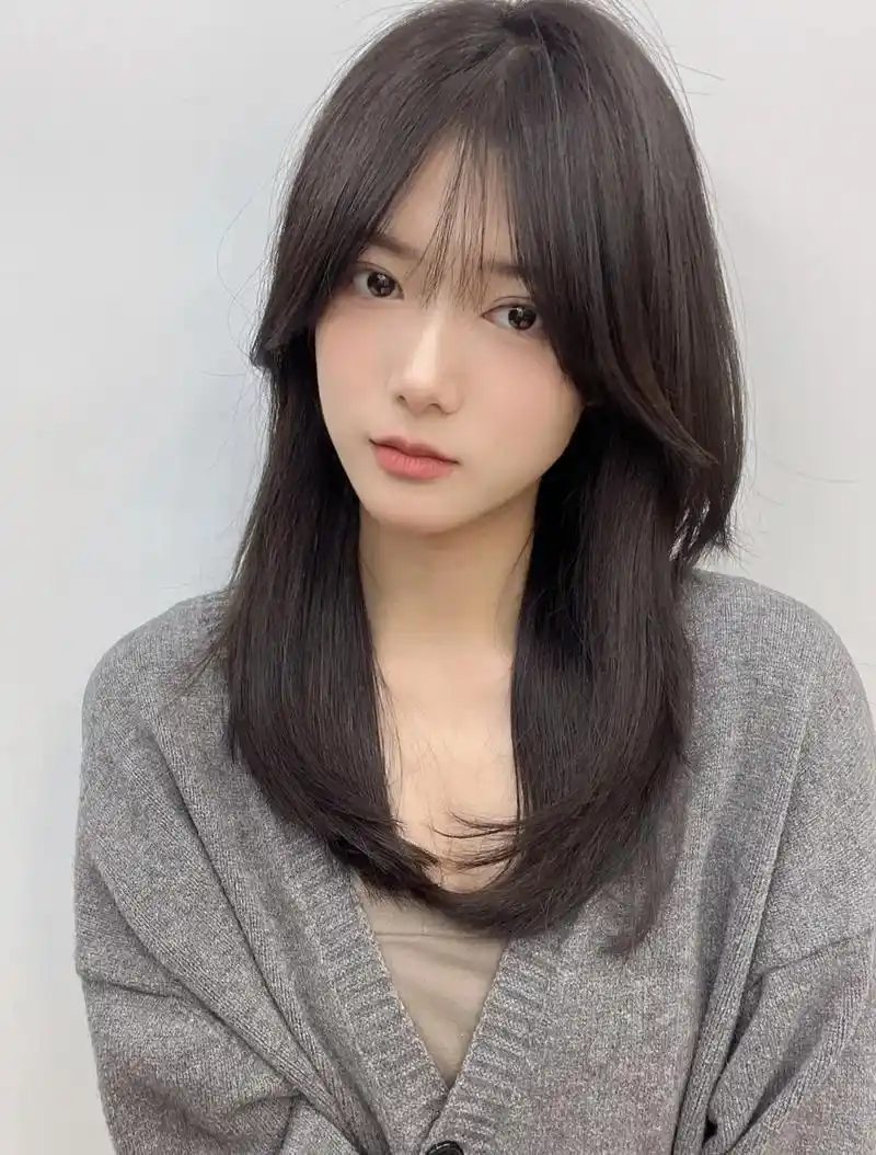 圆脸发型夏季发色推荐 自然随意的空气感刘海完美修饰脸 - 抖音