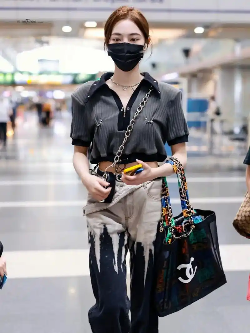 许佳琪20210914机场look一则, 镂空设计针织短袖搭配扎染双腰 带资挝