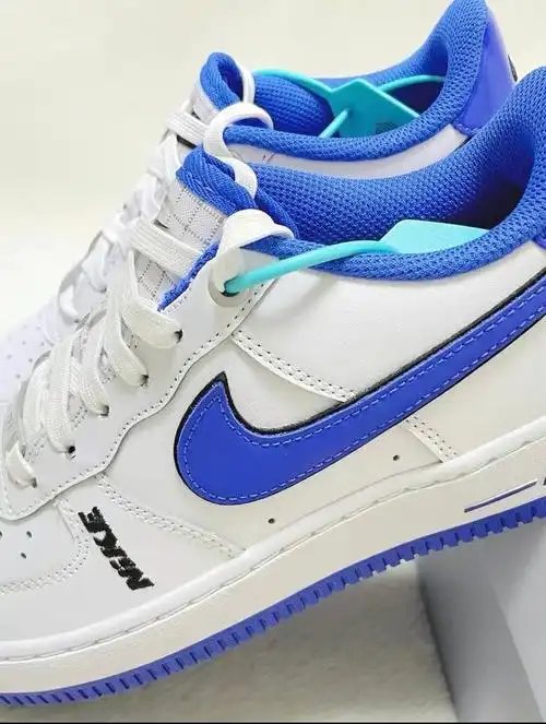 蓝色鞋子看这里