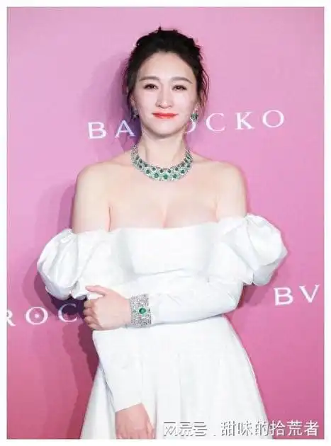 李小冉47岁大放异彩v领蕾丝裙散发魅力网友称其为人间尤物