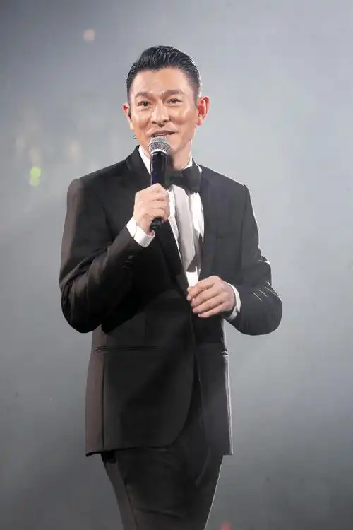 天王刘德华这样养女儿:一年零花钱5亿,私人飞机出行配10个保镖_事业