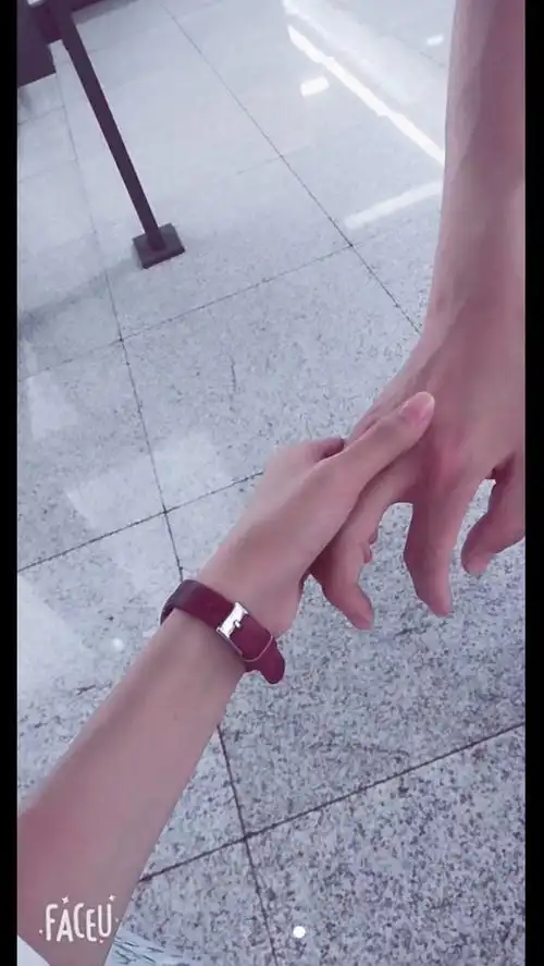 一喜欢的女孩发的朋友圈,她牵的这只手是男的吧