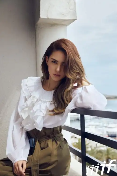 组图:昆凌最新写真扎"冲天揪" 潇洒随性躺浴缸里不忘摆pose_高清图集