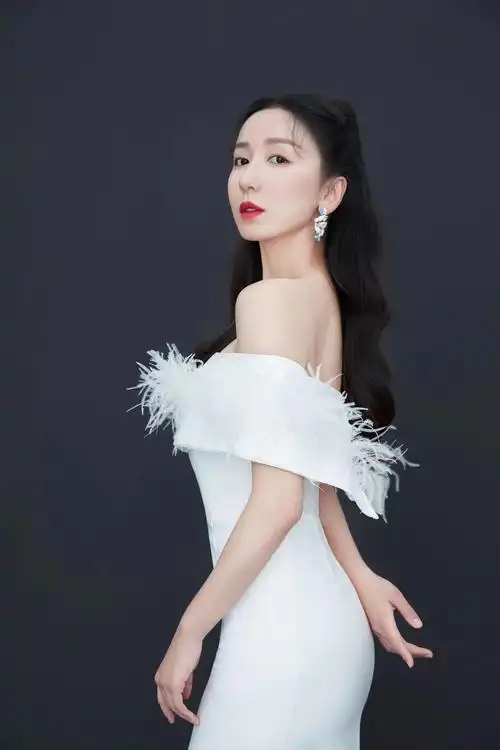 娄艺潇流苏抹胸裙写真大片梦幻优雅诠释东方美韵