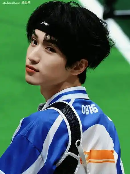 严浩翔饭撒#  严浩翔#tf家族运动会#路透小合集(12分钟)  严浩翔射箭