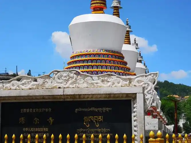 塔尔寺又名塔儿寺,得名于大金瓦寺内为纪念黄教创始人宗喀巴而建的