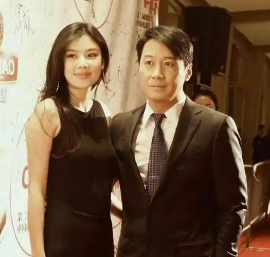 乐基儿挺孕肚现身餐厅大吃特吃,为形象不惜狠下心来"微整"!