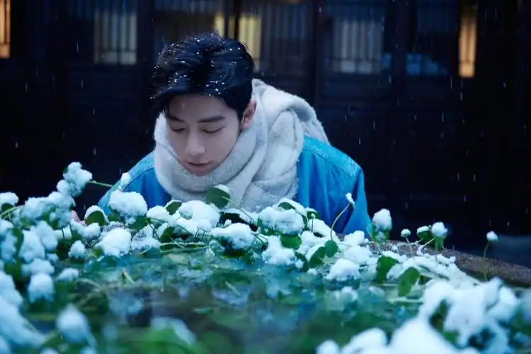 肖战新背影随拍来啦