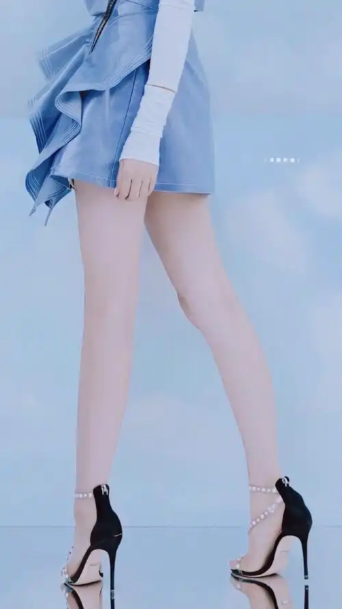 杨超越的腿 不愧是踩高跷十级选手