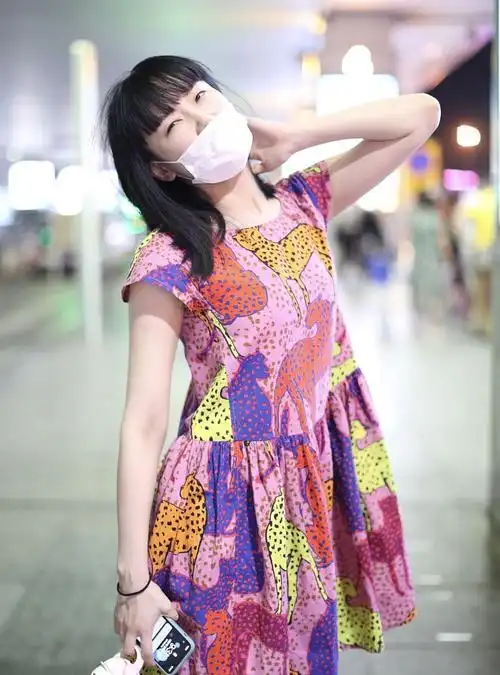 黄龄街拍:卡通动物印花裙亮片高帮鞋过分可爱