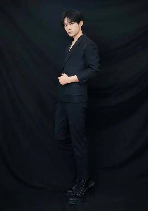 易烊千玺尝试霸总风穿搭一身禁欲系黑色西装气场强大令人惊艳