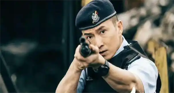 激烈的打斗和震撼的爆破场景,独具匠心地融合了卧底剧情,对警匪片热爱