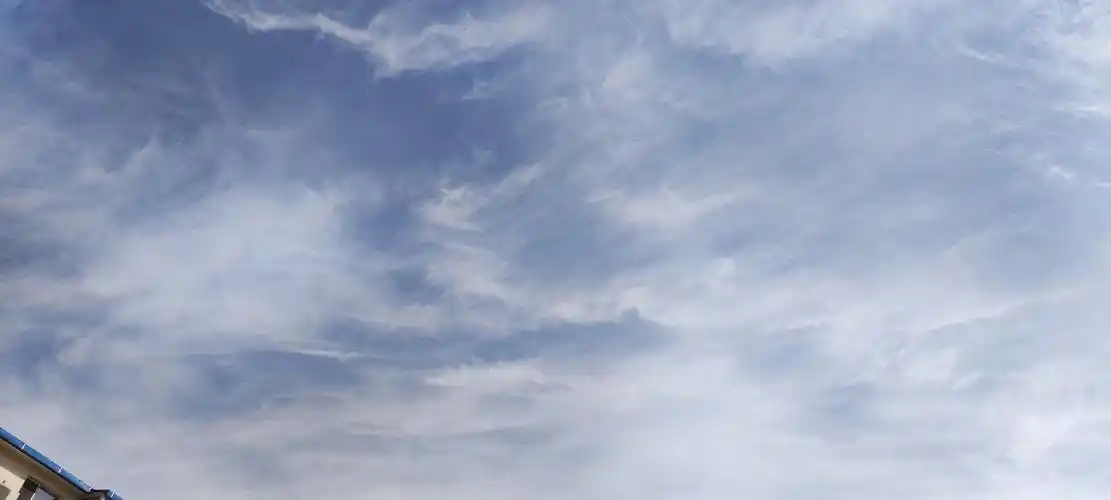 今日早晨呼和浩特的天空丝状云漂浮轻盈而美丽