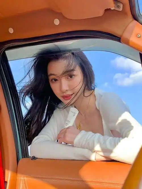 易梦玲再晒纯欲风写真腰细腿长身材傲人笑容颇有感染力