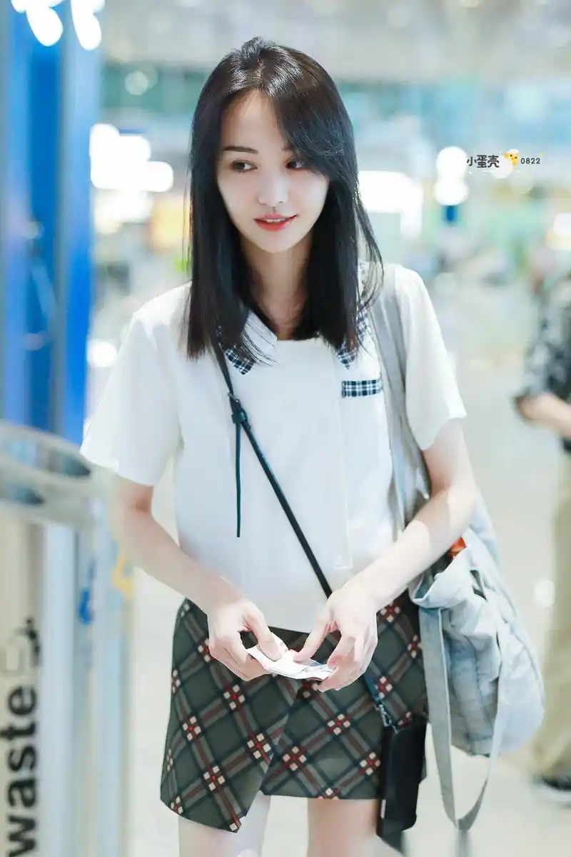 郑爽最近频繁营业,这组机场街拍看得出郑爽瘦的可怕,腿还是那么细,要