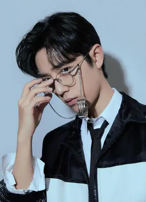 肖战金丝眼镜配领带走禁欲风 气场a爆疯狂狙击少女心