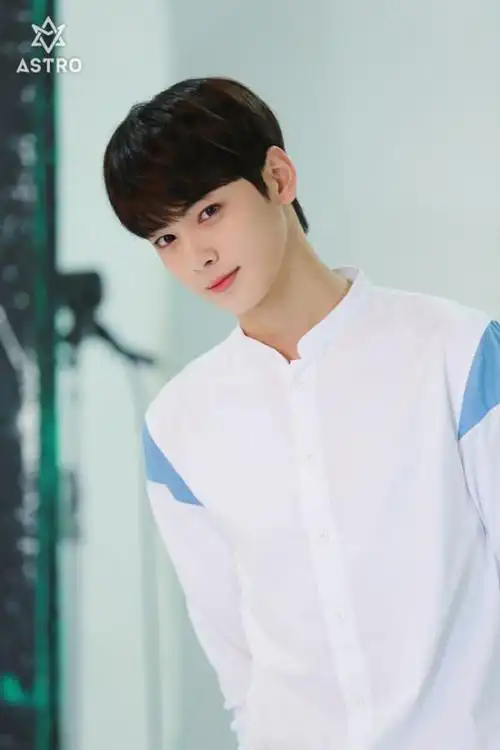 车银优让你无法移开视线的他出道初期之嫩照