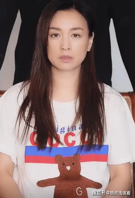 照片中张庭身穿一件白t恤,头发看起来似乎是有点枯燥,双眼无神,眼里