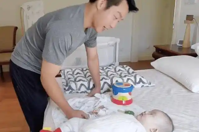 苗苗晒一家四口同框,郑恺抱小儿子玩耍眼神宠爱_郑恺苗_宝宝_网友