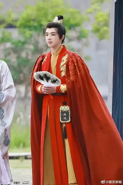华晨宇萌探探探案2路透一身红衣古装好亮眼录制顺利