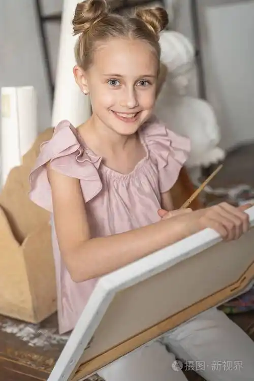 漂亮的白人小孩手里拿着帆布