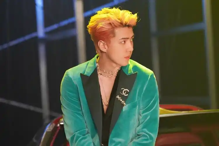 姐妹们有没有吴世勋超好看的神图想要横屏的竖屏的也不嫌谢谢谢谢