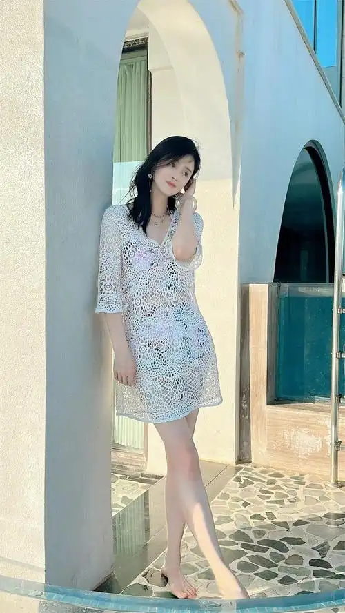 40岁的蒋欣依旧性感动人,在泳池中展现出她的健康和自信,身材和皮肤